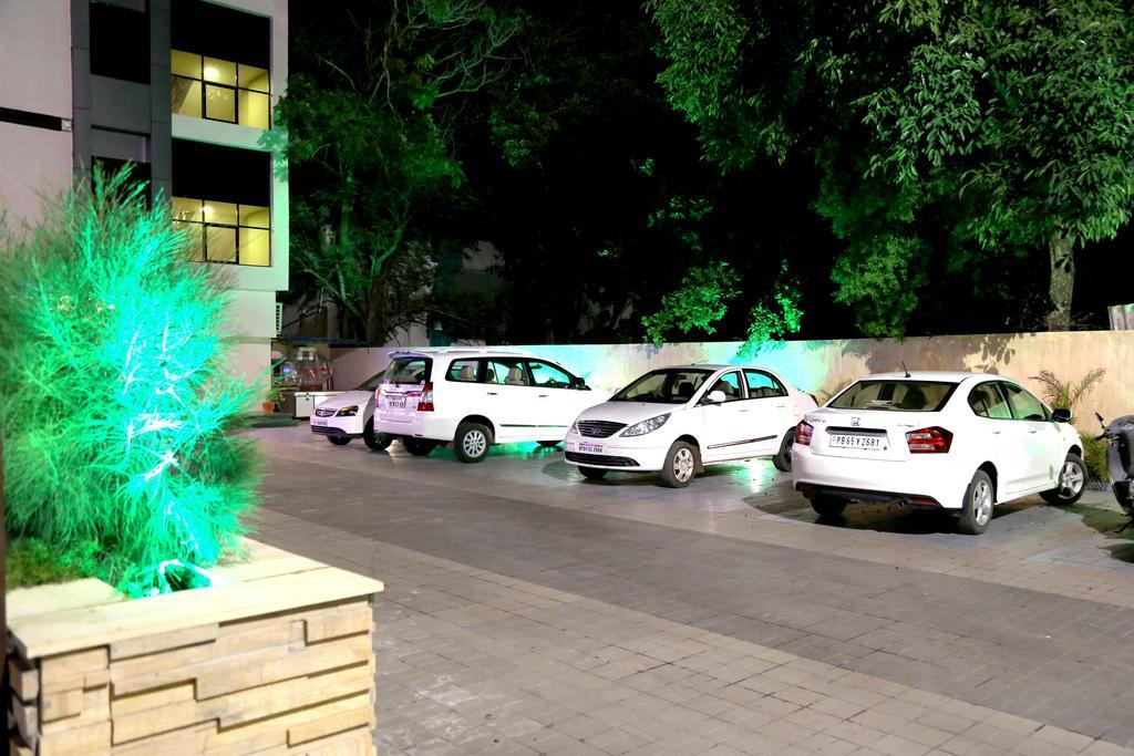 Hotel Shri Khedapati International Dewas Luaran gambar