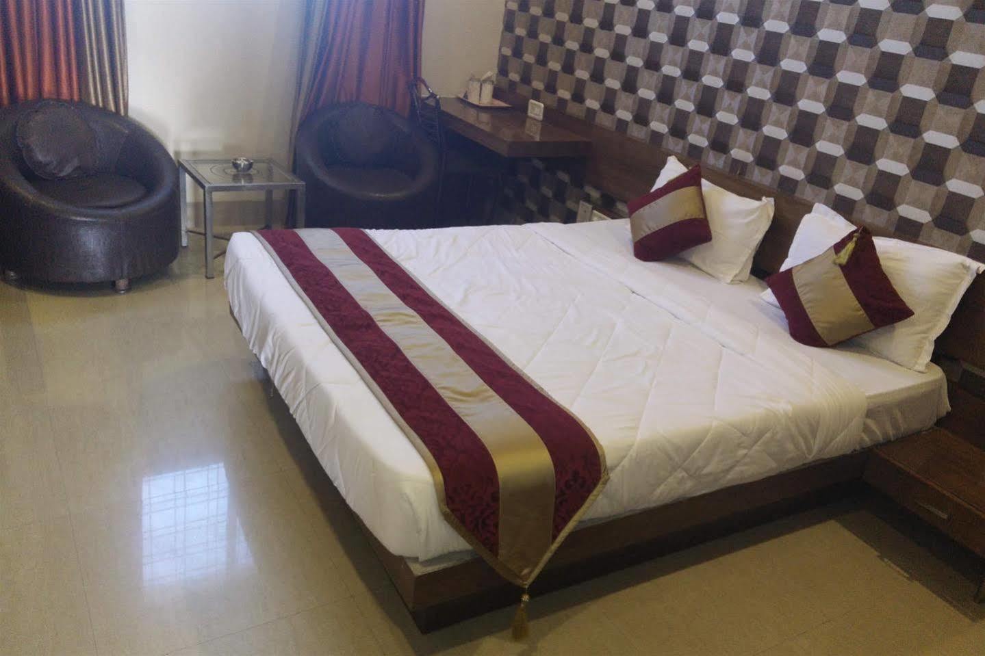 Hotel Shri Khedapati International Dewas Luaran gambar