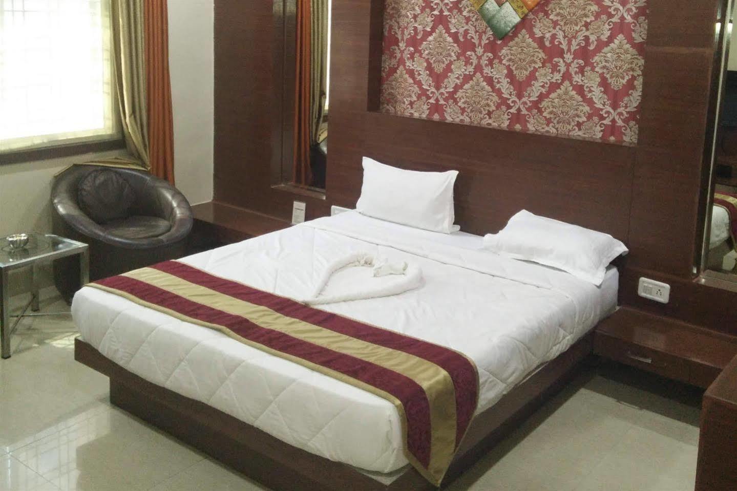 Hotel Shri Khedapati International Dewas Luaran gambar