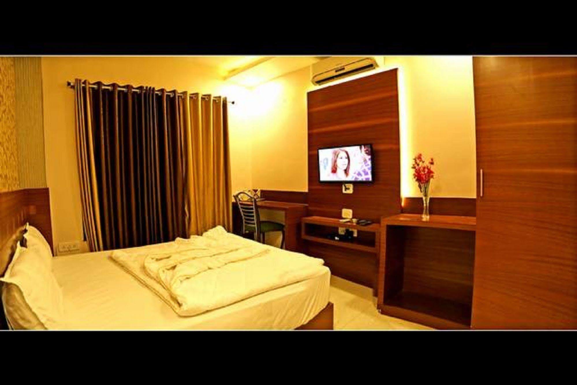 Hotel Shri Khedapati International Dewas Luaran gambar