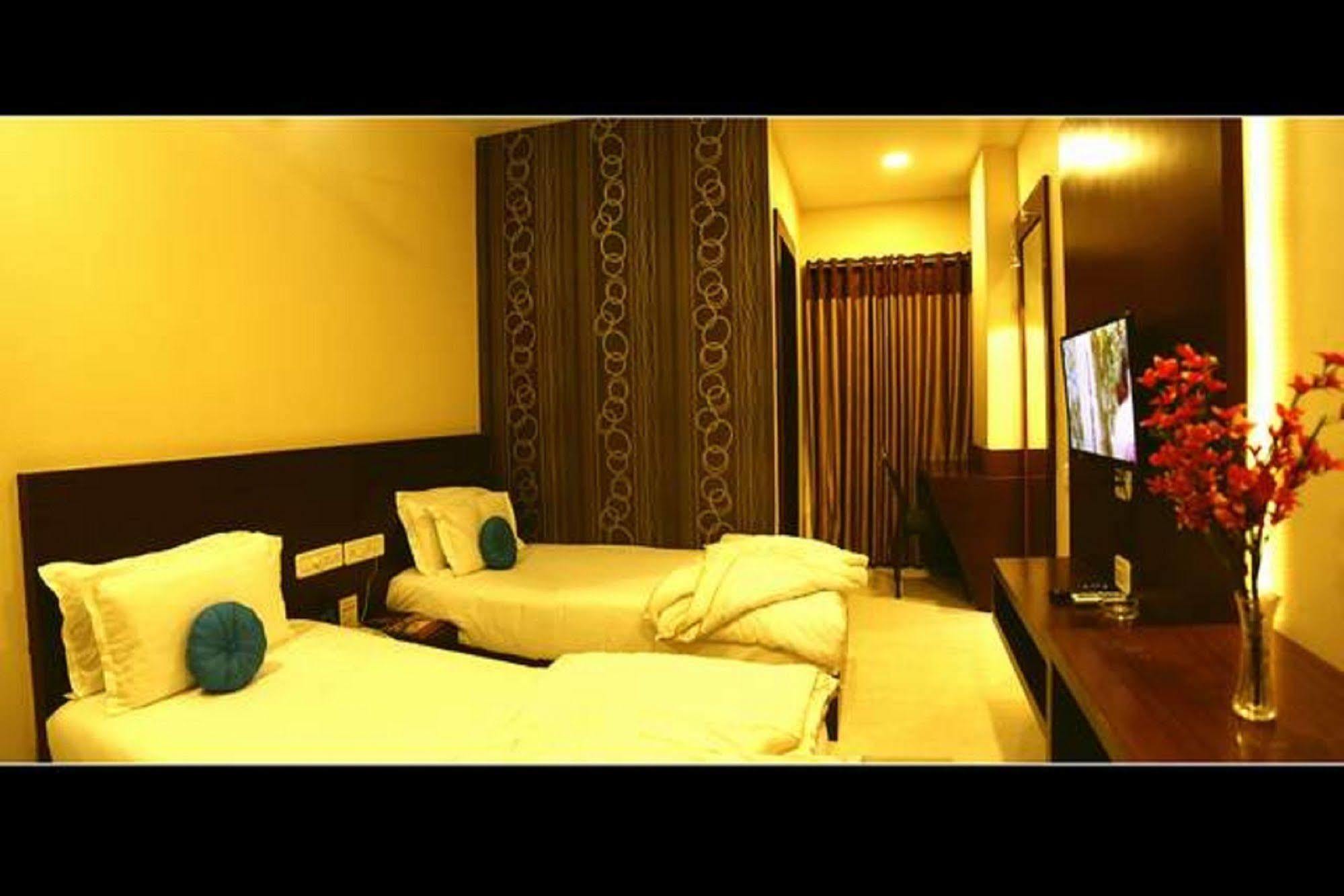 Hotel Shri Khedapati International Dewas Luaran gambar